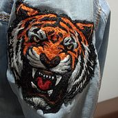 Tigre Feroz / Mi proyecto del curso: Diseño de moda: pintura y bordado sobre prendas. Painting, Fashion Design, Embroider, DIY, Upc, cling, and Textile Design project by asandovals - 01.14.2024