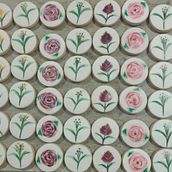 Galletas de mantequilla, forradas de fondant, pintadas a mano como acuarela. . Un proyecto de Pintura y Creatividad de Adriana Pozos Obregon - 15.01.2024