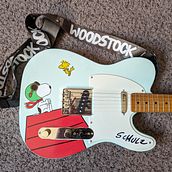 Peanuts Guitar. Projekt z dziedziny Malarstwo dekorac, jne,  Muz, ka i Craft użytkownika Shelby Schulz - 16.01.2024