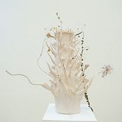 Ceramic vases floral design . Un projet de Art floral et végétal de Sara Mayoral - 22.04.2024