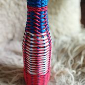 Mi proyecto del curso: Cestería: botellas forradas con cables de colores. Accessor, Design, Arts, Crafts, Decoration, Fiber Arts, Upc, cling, and Weaving project by Mercedes Rodríguez - 01.21.2024