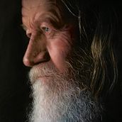 Il mio progetto del corso: Ritratto realistico a matita: luci, ombre e proporzioni. Pencil Drawing, Traditional illustration, Fine Arts, Sketching, Drawing, Portrait Drawing, Realistic Drawing, Artistic Drawing, and Figure Drawing project by Clizia Omarini - 01.23.2024