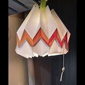 Meu projeto do curso: Criação de luminária de papel. Un proyecto de Artesanía, Diseño, creación de muebles					, Diseño de iluminación, Papercraft, Decoración de interiores y DIY de vic_uno - 22.01.2024