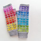Rainbow Ombre Heart Fingerless Mittens. Un progetto di Maglia di Cara Brooke - 24.01.2024