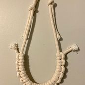 Mi proyecto del curso: Iniciación a la bisutería con cordón: fabrica tus propios collares. Arts, Crafts, Jewelr, Design, Macramé, and Textile Design project by Khori Haylli Rodriguez - 01.25.2024