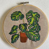 Bordado botânico de Costela de Adão em vaso . Een project van Traditionele illustratie, Borduurwerk, Kleurentheorie y Textielontwerp van Elaine Campos - 29.01.2024