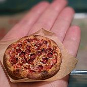 Miniature Pizzas from polymer clay. Projekt z dziedziny Craft,  Malarstwo i Rzeźba użytkownika Jocelyn McAuley - 01.02.2024