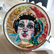 Mi proyecto del curso: Retratos bordados en pedrería. Accessor, Design, Embroider, Decoration, and Textile Design project by jonipaii - 02.01.2024
