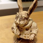 Follow the white rabbit - ceramic sculpture. Een project van Beeldhouwwerk van Aleksandra Kardel - 02.02.2024