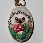 Woodland Hedgehog Embroidery Necklace. Un proyecto de Artesanía de Rebecca Rulo - 04.02.2024