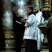 Daily Celebration of Eucharist at Holy Sepulcher, Jerusalem. Fotografia, Ilustração tradicional, Pós-produção fotográfica, e Fotografia documental projeto de Godwin Terrance Perera - 05.02.2024