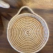 Meu projeto do curso: Tecelagem de cestas para iniciantes: técnica em espiral. Accessor, Design, Arts, Crafts, Fashion Design, Fiber Arts, and Textile Design project by Greyce Vinícia Da Costa - 02.04.2024