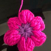 Teje un suéter colorido con aplicaciones florales. Un progetto di Uncinetto e Textile Design di Frances Higuera - 08.02.2024