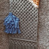 Meu projeto do curso: Macraweave: teça painéis contemporâneos com macramê e tecelagem. Accessor, Design, Decoration, Fiber Arts, Macramé, Weaving, and Textile Design project by Deniele Rezende - 02.08.2024
