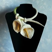 Colar em feltro artesanal | Wetfelted necklace. Accessor, Design, and Textile Design project by Helena Pinto - 02.08.2024