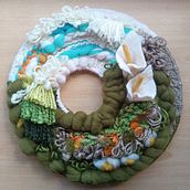 Campo com jarros | Field with pitcher flowers. Arts, Crafts, Interior Design, Pattern Design, Weaving, Textile Design, and Fiber Arts project by Helena Pinto - 02.10.2024