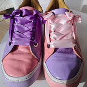 Restauration et personnalisation de baskets. Un proyecto de Diseño de complementos, Diseño de moda, Pintura acrílica, DIY, Upc y cling de mella.prn - 15.02.2024