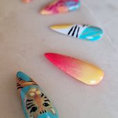 Mon projet du cours : Initiation au Nail Art. Un projet de Design , Illustration traditionnelle, Peinture, Création de motifs , et Peinture décorative de lodie_artcanemajeur - 16.02.2024