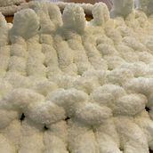 Mi proyecto del curso: Manta 170x180 de chenille blanco. Een project van Ontwerp van accessoires,  Modeontwerp, Textiel, DIY y Breien van marinaescriva_24 - 16.01.2024