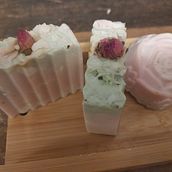 Mein Abschlussprojekt für den Kurs: Einstieg in die Herstellung von kreativen handgesiedeten Seifen . Un progetto di Artigianato, DIY, Design e Creatività di Katrin - 17.02.2024