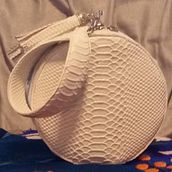 The Retro 45 Handbag. Een project van  Ontwerp, Productontwerp y  Modeontwerp van Arleen Harkness - 18.02.2024