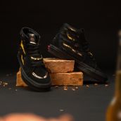 Miller Beer Sneakers. Un proyecto de Diseño de vestuario, Dirección de arte, Diseño, Diseño de calzado y Fotografía de Juan Pablo Bello (MYSNKRS Customs) - 18.02.2024