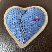 Mon projet du cours : Introduction à la technique de la broderie d'or. Un progetto di Illustrazione tradizionale e Ricamo di Hélène Rose - 19.02.2024