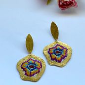 The little flowers that grow around me🌺 . Un progetto di Design di accessori, Artigianato, Design di gioielli, Ricamo e Textile Design di waneskavieirajewelry - 19.02.2024