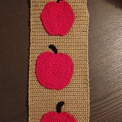 Apple wall hanger. Un proyecto de Artesanía y Crochet de Linnéa Helén - 19.02.2024
