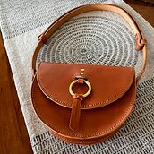 My project for course: Leatherwork: Designing and making a crossbody bag. Design, Accessor, Design, Arts, Crafts, Fashion Design, and Sewing project by Anja H. - 02.22.2024