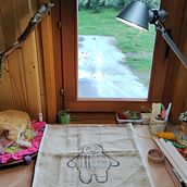 Mi proyecto del curso: Diseño y bordado de muñecos con aguja mágica / Leoncito, gracias a la clara explicación de Caro Bello. Embroider, Decoration, Art To, s, Textile Design, and Punch Needle project by Claudia Vergara - 02.15.2024