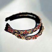 My project for course: Beaded Embroidery: Create Hair Accessories. Un proyecto de Diseño de complementos, Artesanía, Diseño de jo, as, Diseño de moda, Bordado, DIY y Diseño textil de Aleksandra Schmidt - 02.03.2024