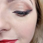 My favorite classic makeup red lips, eyeliner. . Projekt z dziedziny Craft i Fotografia użytkownika Vita Blazaitiene - 04.03.2024