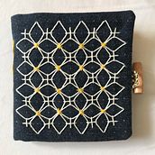 My project for course: Introduction to Japanese Sashiko Stitching. Un progetto di Ricamo, Fiber Art, DIY, Upc, cling e Textile Design di niggola - 04.03.2024