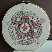 Introducción al bordado en blackwork: rosa Tudor. Un projet de Broderie , et Design textile de Sofía Cadenas Balseiro - 06.03.2024