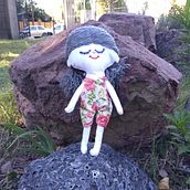 Mi proyecto del curso: Carola, la niña jardinera. Un projet de Artisanat, Conception de jouets, Réseaux sociaux, Photographie smartphone, Photographie de produits, Couture, Photographie pour Instagram , et Confection de patrons et vêtements de Alba Magariños - 06.03.2024