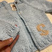 Mi proyecto del curso: Tejido de prendas infantiles con raglán top down. Un projet de St, lisme, Art textile, Tricot , et Design textile de nkochi17 - 02.03.2024