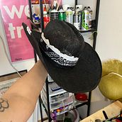 sombrero vaquero en sinamay y otro el rafia . Un progetto di Design di accessori, Fashion design e Cucito di Paola Zamora - 11.03.2024