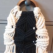 Mein Abschlussprojekt für den Kurs: Design und Herstellung von Makramee-Handtaschen. Un projet de Design , Création d'accessoires, Artisanat, Couture, Art textile, Macramé , et Design textile de Marie Krüger - 11.03.2024