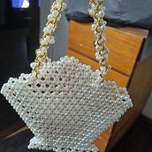Mi proyecto del curso: Diseño y elaboración de bolsos con cuentas. Un proyecto de Diseño, Diseño de complementos, Artesanía, Diseño de moda y Tejido de Alba Carrillo - 13.03.2024