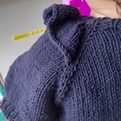 Mi proyecto del curso: Tejido de prendas infantiles con raglán top down. Fashion Design, Fiber Arts, Knitting, and Textile Design project by dayibethgeney_1 - 03.15.2024
