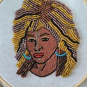 Mi proyecto del curso: Retratos bordados en pedrería. Een project van Ontwerp van accessoires, Borduurwerk,  Interieurdecoratie y Textielontwerp van kcisternaventurelli - 16.03.2024