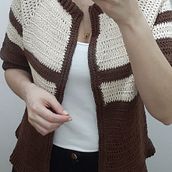 Meu projeto do curso: Top-down: roupas de crochê sem costura. Un proyecto de Diseño de moda, Tejido, DIY, Crochet y Diseño textil de Ana Lucia Kroeff Vieira - 30.03.2024