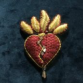 Broche Sagrado Corazón. Un progetto di Ricamo di Monica Palma - 31.03.2024