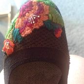 My project for course: Freestyle Embroidery on Tulle for Beginners. Un proyecto de Diseño de complementos, Bordado, Ilustración botánica y Diseño textil de katebondett - 02.04.2024