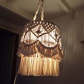 Mi proyecto del curso: Diseño de lámparas en macramé. Un projet de Artisanat, Décoration d'intérieur, Art textile, Macramé , et Design textile de catamorales10 - 05.04.2024
