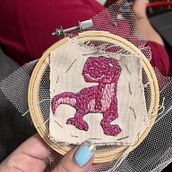 Pink Dinosaur. Een project van Borduurwerk, Upc, cling y Textielontwerp van l_zaltcman - 10.04.2024