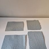  Papel reciclado con papel marrón y cartón azul. Un progetto di Artigianato, Belle arti, Papercraft, Rilegatura, DIY, Stationer e Design di esther_tenreiro - 09.04.2024