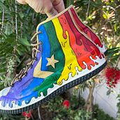 Proud sneakers . Accessor, Design, Fashion Design, Acr, lic Painting, DIY, Upc, and cling project by Felipe Ocaña - 04.10.2024