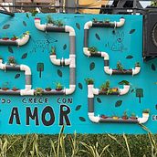 mural plantas en tubos de pvc(material reciclado). Un projet de Pa, sagisme, Art floral et végétal , et Design d'espace de Jeanette Vallarino - 11.04.2024